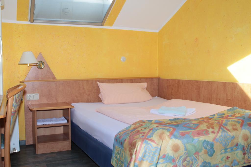 Garni Zum Adler Hotel Gensingen Kamer foto