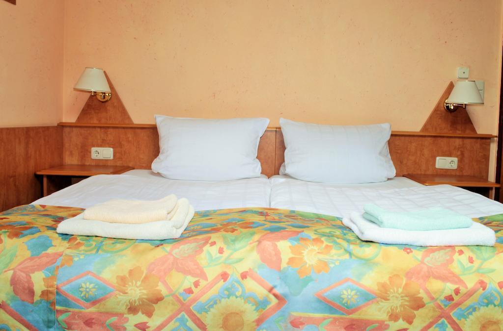Garni Zum Adler Hotel Gensingen Kamer foto