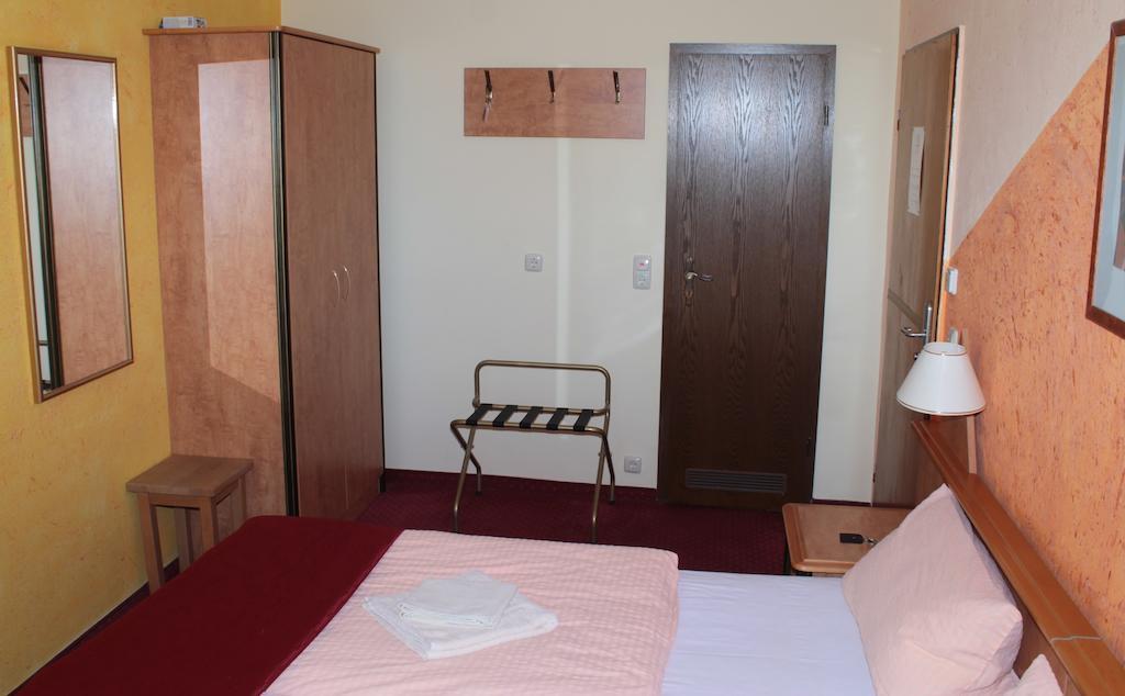 Garni Zum Adler Hotel Gensingen Kamer foto