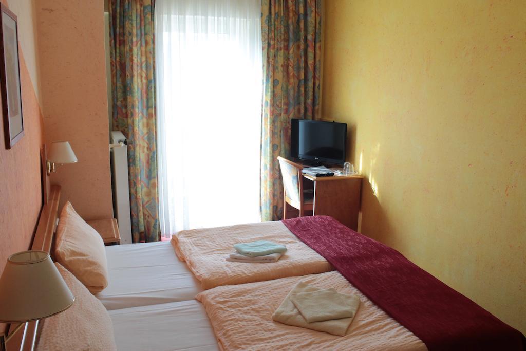 Garni Zum Adler Hotel Gensingen Kamer foto